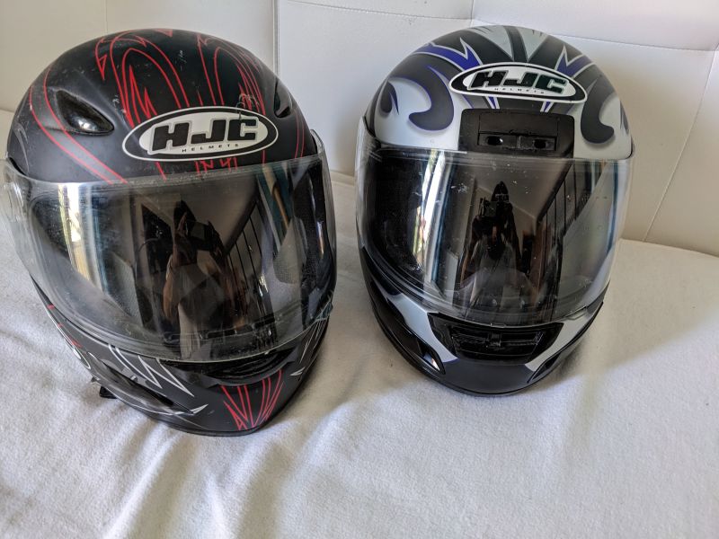 2 Motorradhelme je €50